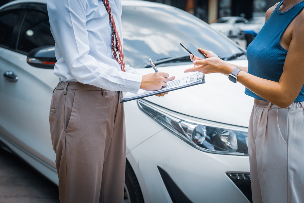 Denver car accident lawyer speaking to a claimant